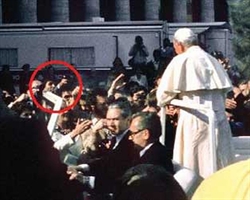 Una delle più famose immagini dell'attentato a papa Wojtyla.