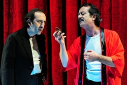 Rocco Papaleo (a destra) in una scena di "Eduardo, più unico che raro!", al Teatro Manzoni di Milano dal 26 aprile al 15 maggio.