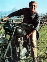 Steve McQueen nel film "La grande fuga" su una Triumph camuffata da moto tedesca.