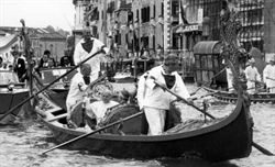 Papa Wojtyla in gondola a Venezia durante la sua visita del 1985.