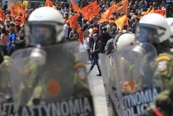 Un'immagine degli scontri di Atene.
