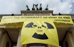 Attivisti anti-nucleare protestano sulla Porta di Brandeburgo, a Berlino.