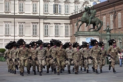 Un reparto di Bersaglieri, a Torino, corre da Palazzo Reale verso il palco delle autorità, in Piazza Castello, durante la festa dei 150 anni dell'Esercito italiano (foto: Paolo Siccardi/Sync).