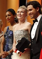 Kisten Dunst (al centro) ritira il premio come miglior attrice.