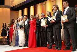 Tutti sul palco i premiati di Cannes.