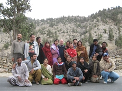 Don Pietro Zago, al centro, con alcuni giovani pakistani che frequentano il centro salesiano di Quetta.