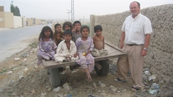 Don Pietro Zago, father Peter, con alcuni bambini pakistani aiutati dal religioso salesiano. 