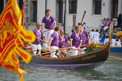 Una "Dogaressa" durante una regata storica a Venezia.
