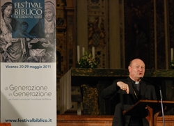 Il cardinale Gianfranco Ravasi durante il suo intervento nel duomo di Vicenza (foto Alessandro Dalla Pozza).