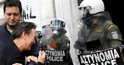 Una drammatica immagine delle proteste ad Atene contro la crisi economica.