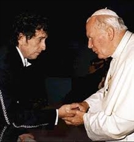 Bob Dylan ricevuto in Vaticano da Papa Giovanni Paolo II.