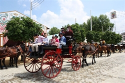 Alla Feria de Abril, una classica carrozza con la gente di Siviglia in abito tradizionale (foto Marta Dellisanti).