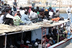 Uno degli ultimi arrivi a Lampedusa in questa foto diffusa dall'Ansa domenica 8 maggio.  