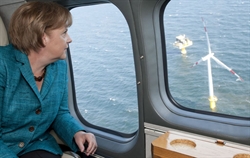 La Cancelliera tedesca Angela Merkel sorvola in elicottero una fattoria eolica nel Mar Baltico.