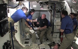 Al centro: l'astronauta Mark Kelly, comandante di Endeavour, accolto sulla Stazione spaziale internazionale.