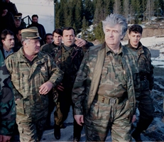 15 aprile 1995: il leader serbo-bosniaco Radovan Karadzic (a destra) con il generale Ratko Mladic sul monte Vlasic, al confine con la Serbia.