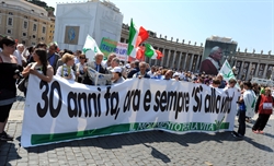 Un gruppo di aderenti al Movimento per la Vita ieri in piazza San Pietro.