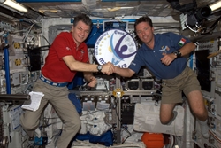 Paolo Nespoli e Roberto Vittori si stringono la mano, in assenza di gravità, sulla Stazione spaziale internazionale.