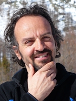 Alessandro Perissinotto è docente all'Università di Torino. Autore di diversi saggi, è approdato alla narrativa nel 1997 con "L'anno che uccisero Rosetta". Con "Al mio giudice" nel 2005 ha vinto il Grinzane Cavour. 