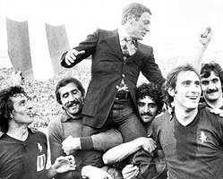Gigi Radice, allenatore nel 1976, portato in trionfo dei giocatori dopo la conquista dello scudetto.