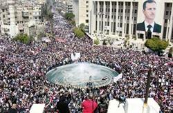 Una delle tante manifestazioni di piazza registrate quest'anno a Damasco. Il regime del giovane Assad è sempre più criticato in patria, reagisce sparando sugli oppositori. i 