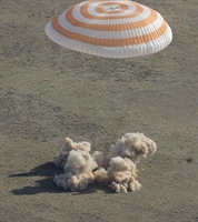 Il momento in cui l'abitacolo sganciato dalla navicella Soyuz atterra nella steppa del Kazakistan con a bordo Paolo Nespoli e altri due colleghi astronauti, il russo Dimitri Kondratyev e l’americana Catherine Coleman.