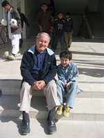 Don Pietro Zago, father Peter, salesiano, con un giovanissimo pakistano nel cortile della scuola di Quetta. 