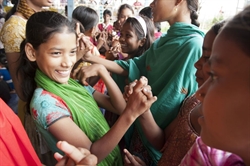 Ragazzine seguite dall'Unicef in una scuola all'aperto a Dacca, la capitale del Bangladesh (foto di Pino Pacifico/Unicef).