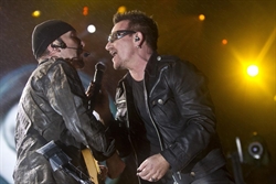 Bono Vox (a destra) e The Edge degli U2 durante un concerto.