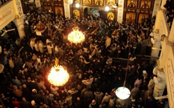 Cristiani copti rifugati in una chiesa del Cairo durante i disordini dello scorso Natale.