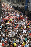 La protesta a Istanbul contro i tentativi del Governo di mettere sotto controllo Internet.