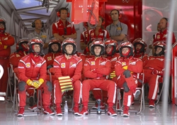 I meccanici Ferrari seguono l'andamento del Gran Premio di Valencia.
