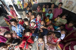 Kledi Kadiu tra i bambini di una scuola sostenuta dall'Unicef nel Delta del Gange (foto di Pino Pacifico/Unicef).