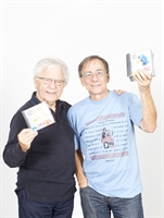 Don Antonio Mazzi e Roberto Vecchioni con i cd della collana "Controcanto-musica per cambiare il mondo".