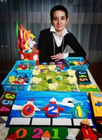 Nadia Michot con i giocattoli per bambini non vedenti di sua creazione.