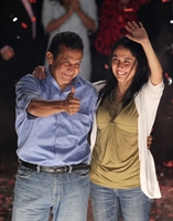 Ollanta Humala con la moglie Nadine Heredia durante i festeggiamenti in plaza Dos de Mayo a Lima.