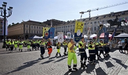 Torino, il volontariato celebra l'Unità d'Italia e i valori dell'impegno, della condivisione, della gratuità. Un momento della manifestazione "Non c'è futuro senza solidarietà", in piazza San Carlo (foto: Paolo Siccardi/Sync). 