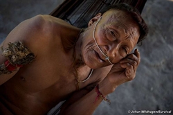 Raya, un anziano Nahua. Oltre la metà del suo popolo fu sterminata dopo l'apertura della loro terra all'esplorazione petrolifera (foto: J. Wildhagen/Survival).