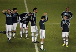 La delusione dell'Argentina di Lionel Messi, padrona di casa della Coppa America 2011, dopo la sconfitta ai rigori contro l'Uruguay.