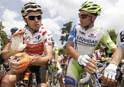 Ivan Basso e Samuel Sanchez al via della 13/a tappa del Tour de France 2011.