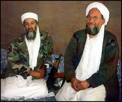Una vecchia immagine di Osama Bin Laden con il suo "vice" Al Zawahiri.