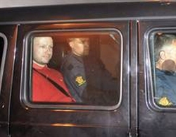 Anders Behring Breivik all'arrivo in tribunale.