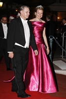 Nella foto, la principessa Matilde del Belgio con un abito Giorgio Armani Privé.