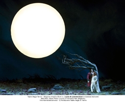Uno spettacolare momento di "Lucia di Lammermoor", al Regio di Torino. In scena, Elena Mosuç e Francesco Meli. 