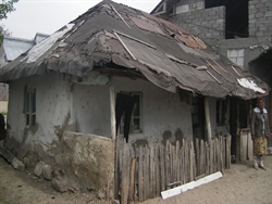 Una delle baracche di Draganesti, in Romania.