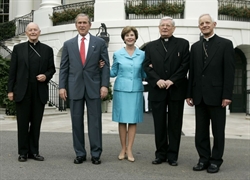 Mons. Sambi (penultimo a destra) alla Casa Bianca con George Bush e signora,  il cardinale McCarrick (a sinistra) e l'arcivescovo Wuerl (a destra).