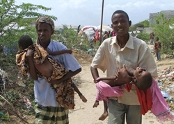 Due padri somali cercano aiuto per i rispettivi figli gravemente malnutriti (Foto: AP).