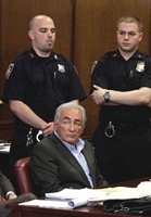 Strauss Kahn tra  i poliziotti durante un'udienza al tribunale di New York.