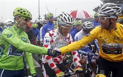 Rojas, Gilbert e Hushovd alla partenza di una patta della Grand Boucle 2011.