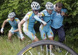 La caduta del corridore russo Vinokourov.